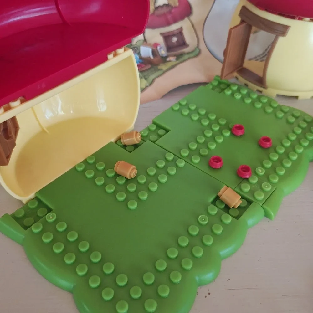 2010 MEGA BLOKS Papa Smurf's House 10709 Incomplete [Missing Figures] B2